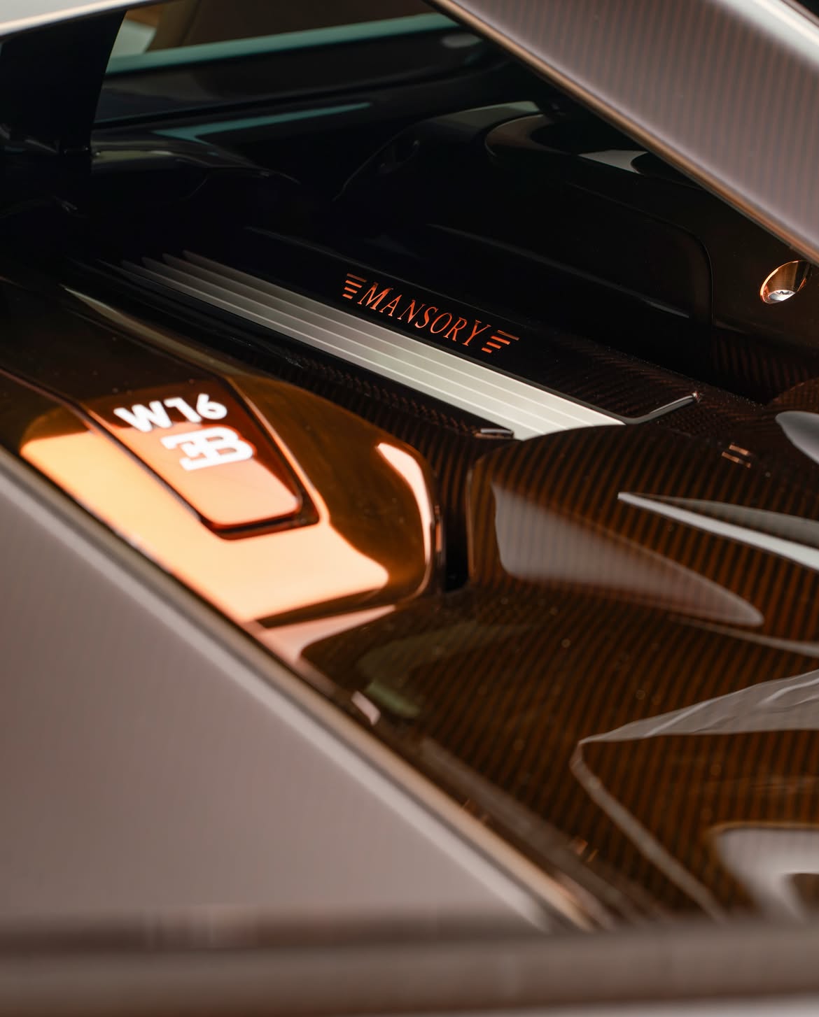 MANSORY Bugatti VIVERE のW16エンジンベイとMANSORYバッジ