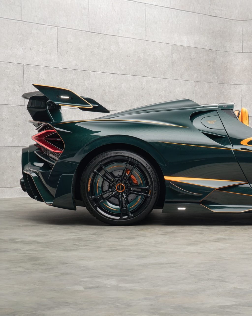 MANSORY Bugatti VINCERÒ のリアウイングとサイドビュー