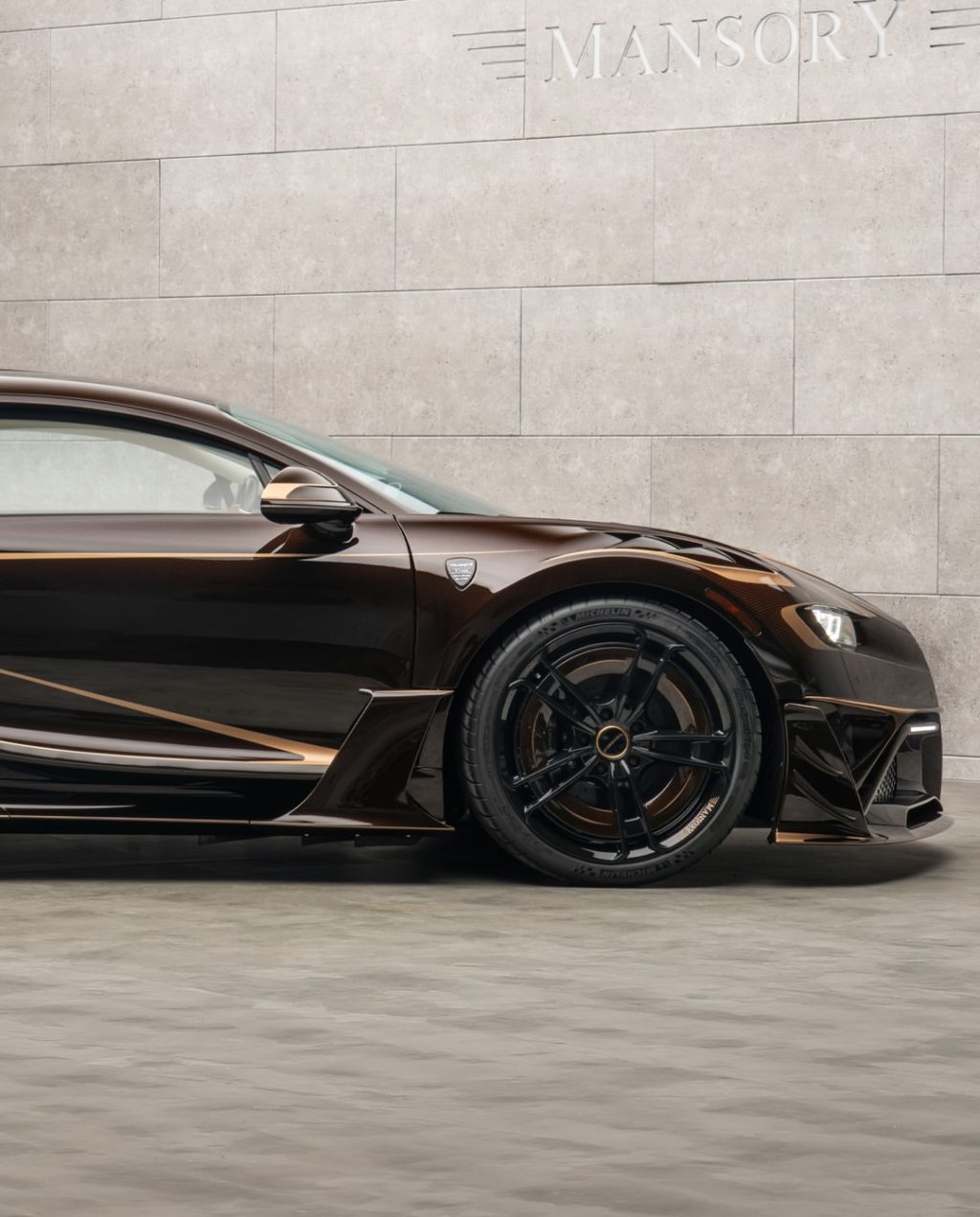 MANSORY Bugatti VIVERE のサイドビューとホイールディテール