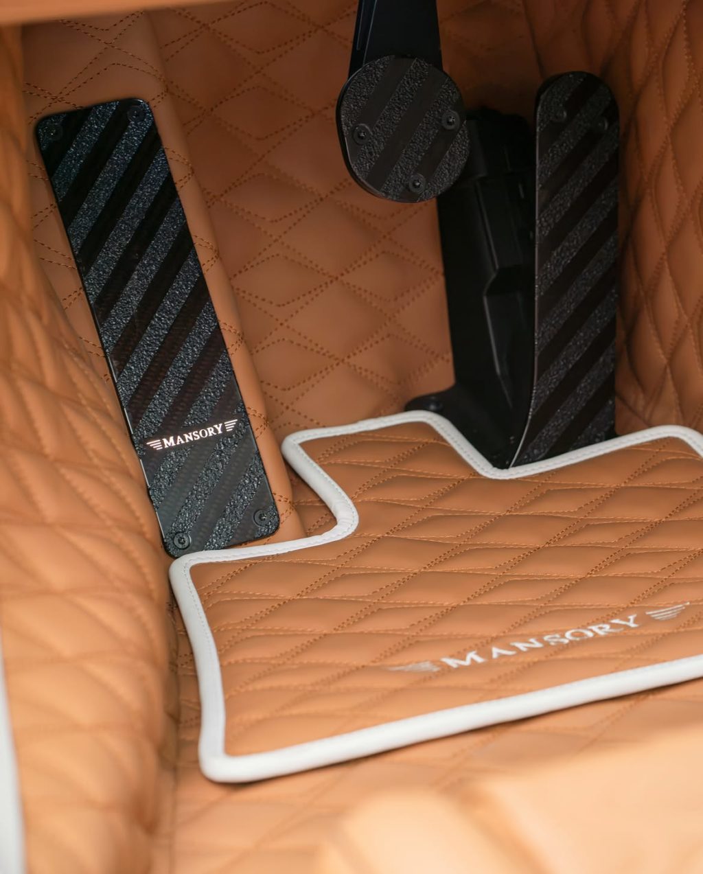 エスプレッソブラウンのMANSORY Bugatti VIVERE フロント3/4ビュー
