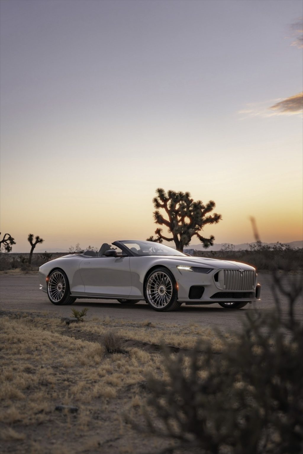 夕日を背にしたBRABUS BODO CABRIOLET のサイドビュー