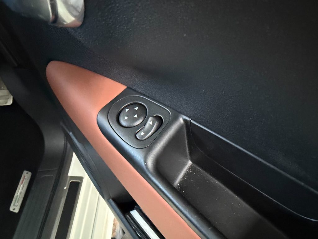 車内のドアミラー調整スイッチ