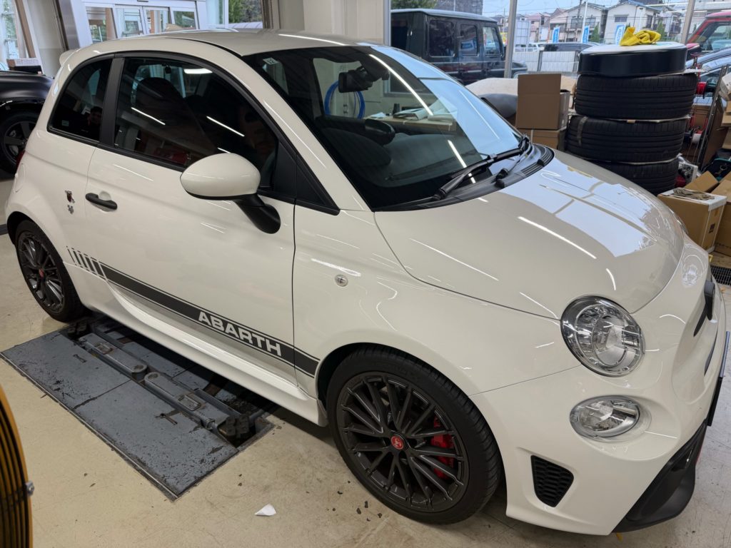 FIAT ABARTH 500に装着されたiiD電動格納ミラー 車両全体ビュー