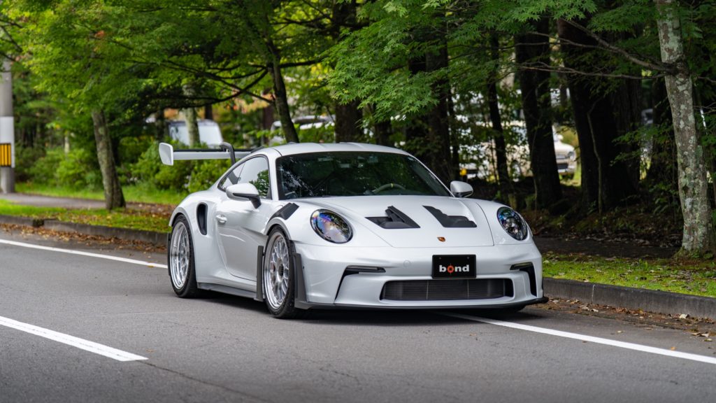 FIKSEホイールを装着したポルシェ992 GT3RS フロント3/4ビュー