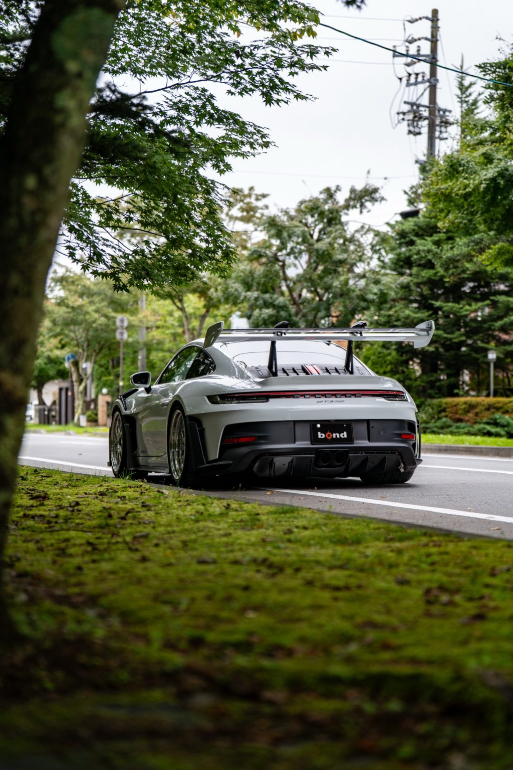 FIKSEホイールを装着したポルシェ992 GT3RS リア3/4ビュー