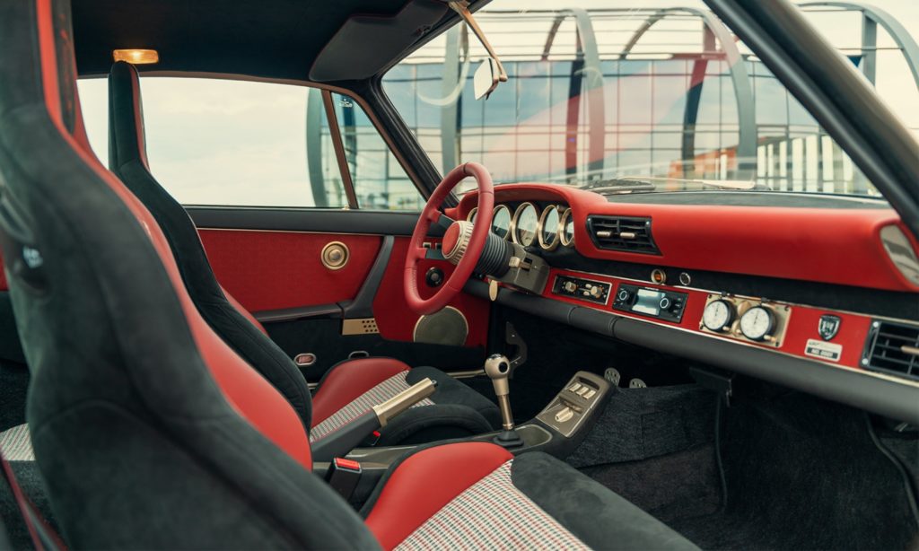 TECHART GTclassic 総手縫いレザーのダッシュボード