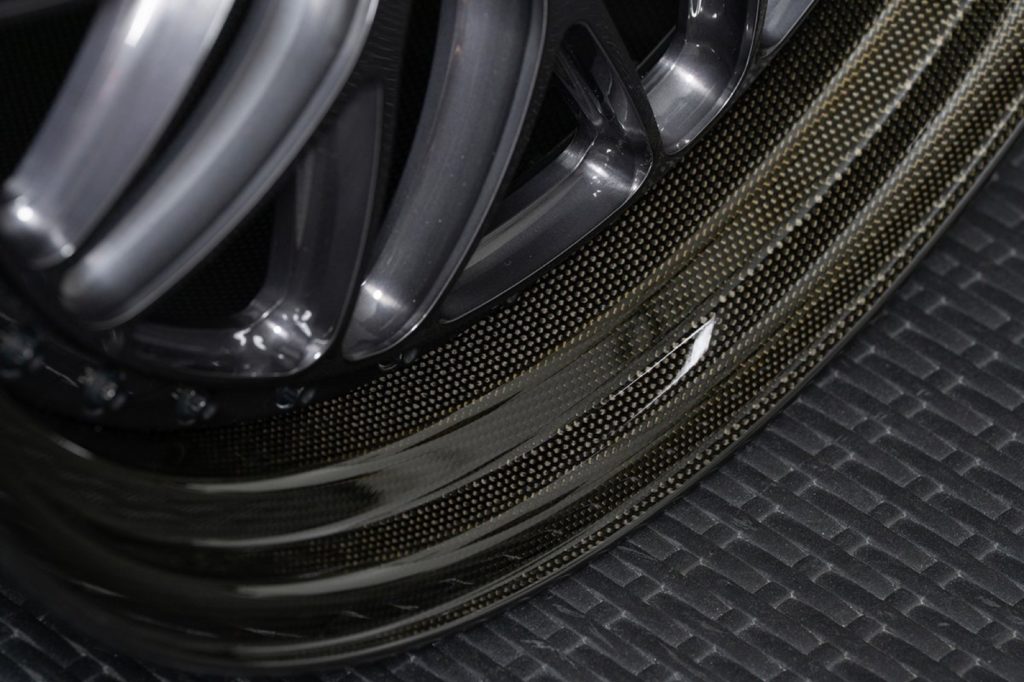 BC FORGED カーボンリムのJリップ形状とカーボン編み込みのクローズアップ